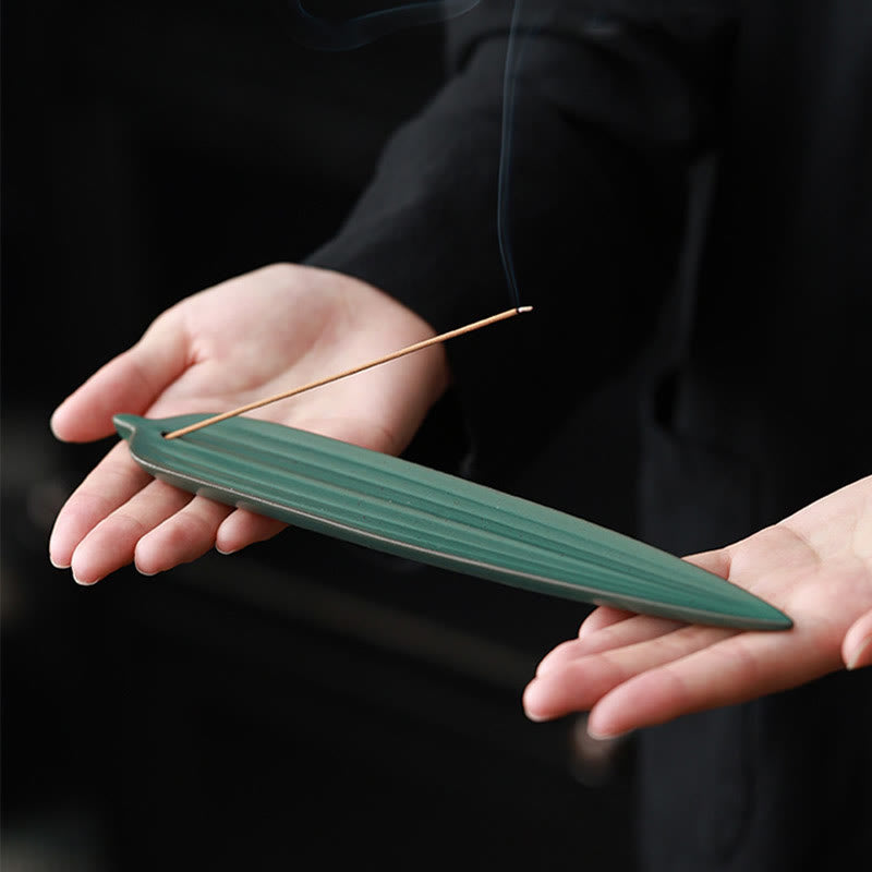 Brûleur d'encens en céramique en forme de feuille de bambou verte pour une méditation calme