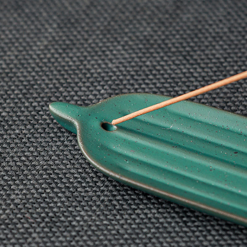 Brûleur d'encens en céramique en forme de feuille de bambou verte pour une méditation calme