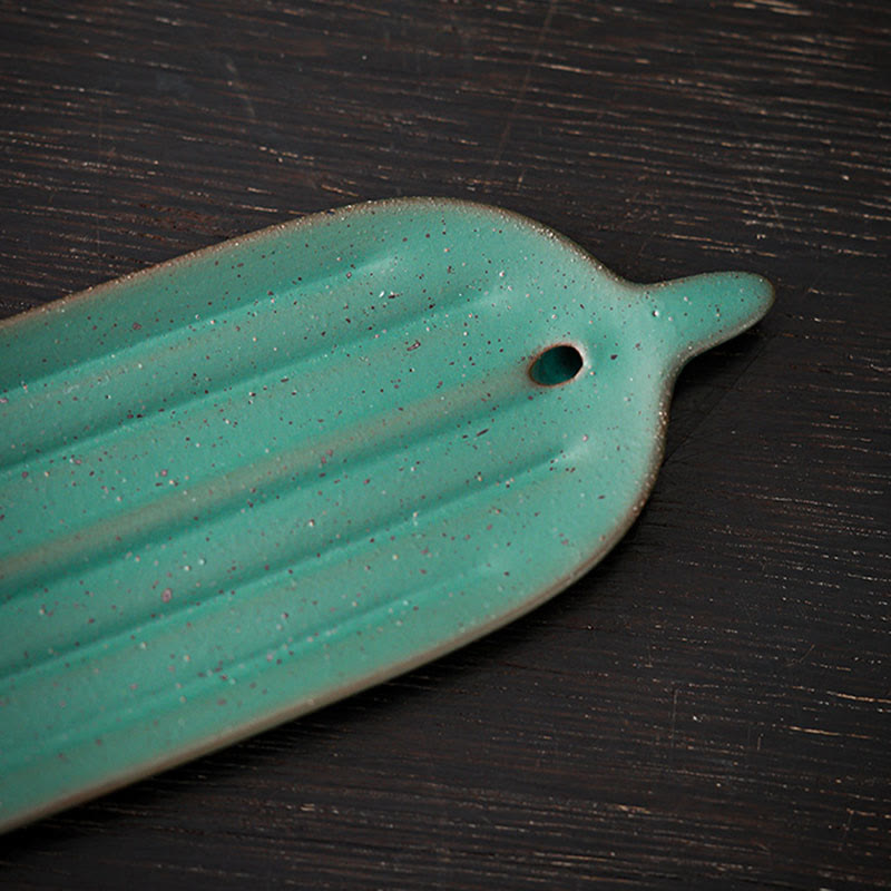 Brûleur d'encens en céramique en forme de feuille de bambou verte pour une méditation calme