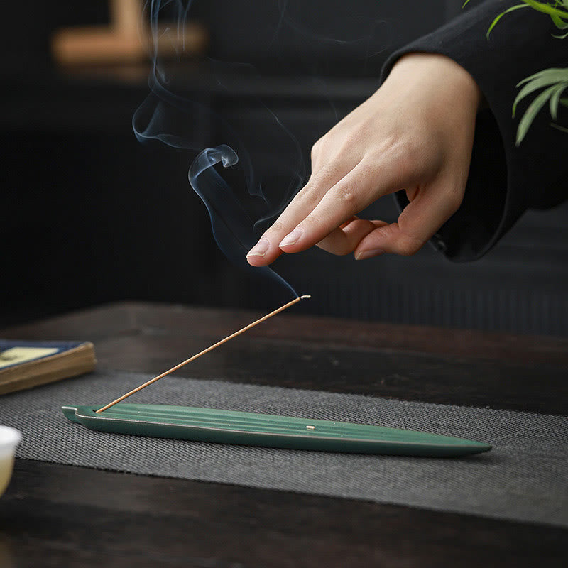 Brûleur d'encens en céramique en forme de feuille de bambou verte pour une méditation calme