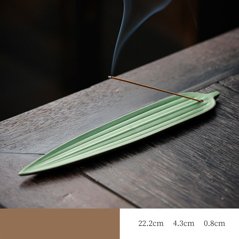 Brûleur d'encens en céramique en forme de feuille de bambou verte pour une méditation calme