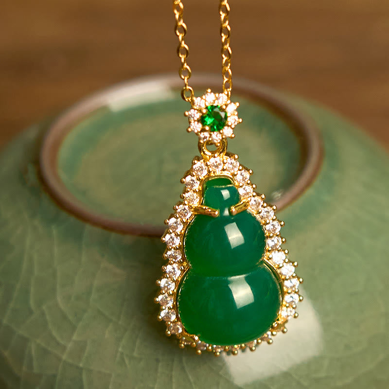 Collier pendentif en calcédoine verte pour la protection