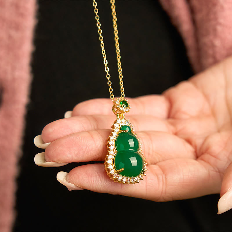 Collier pendentif en calcédoine verte pour la protection
