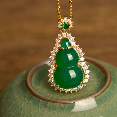 Collier pendentif en calcédoine verte pour la protection