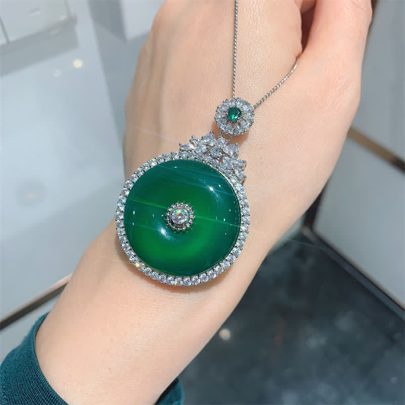 Collier avec pendentif en calcédoine verte et boucle de paix