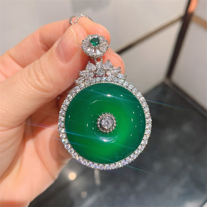 Collier avec pendentif en calcédoine verte et boucle de paix