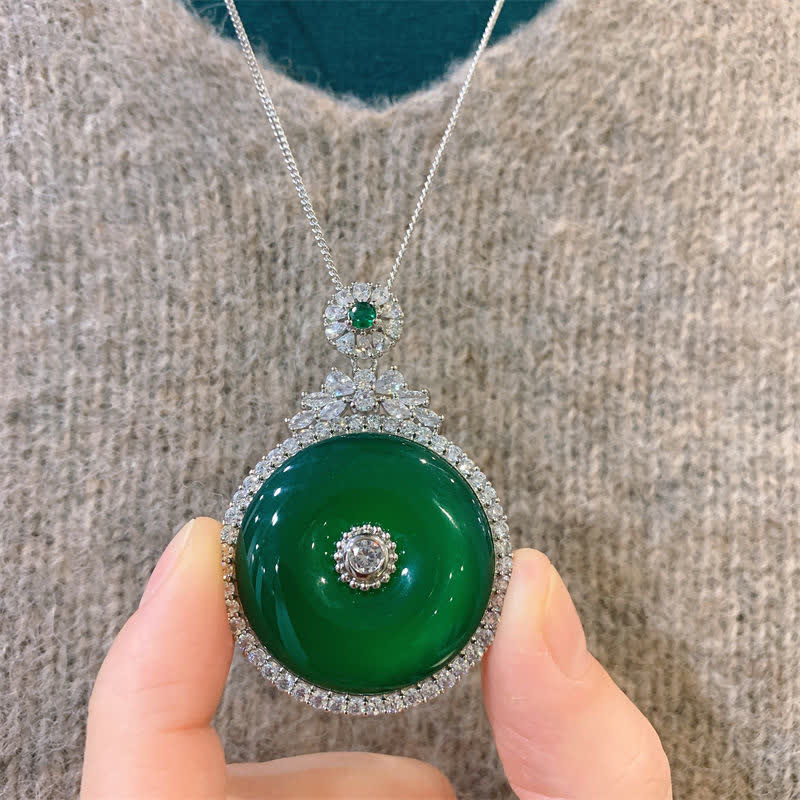 Collier avec pendentif en calcédoine verte et boucle de paix