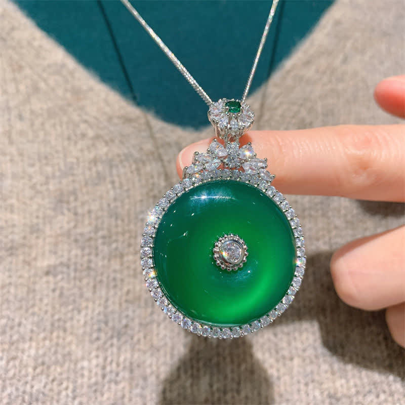 Collier avec pendentif en calcédoine verte et boucle de paix