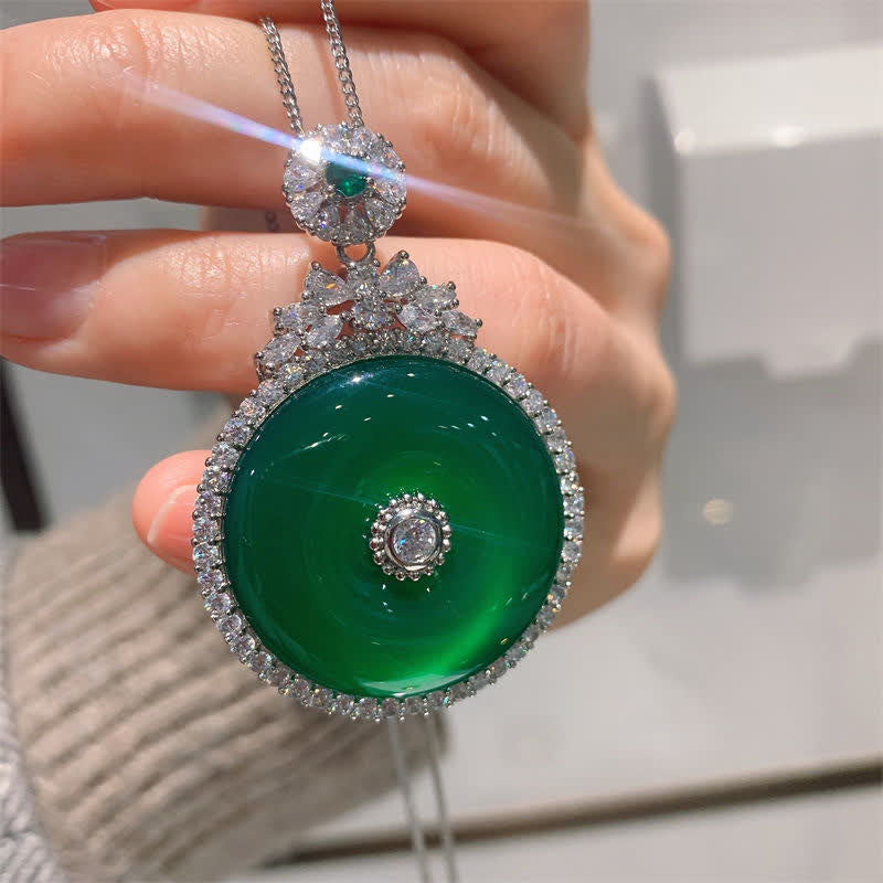 Collier avec pendentif en calcédoine verte et boucle de paix