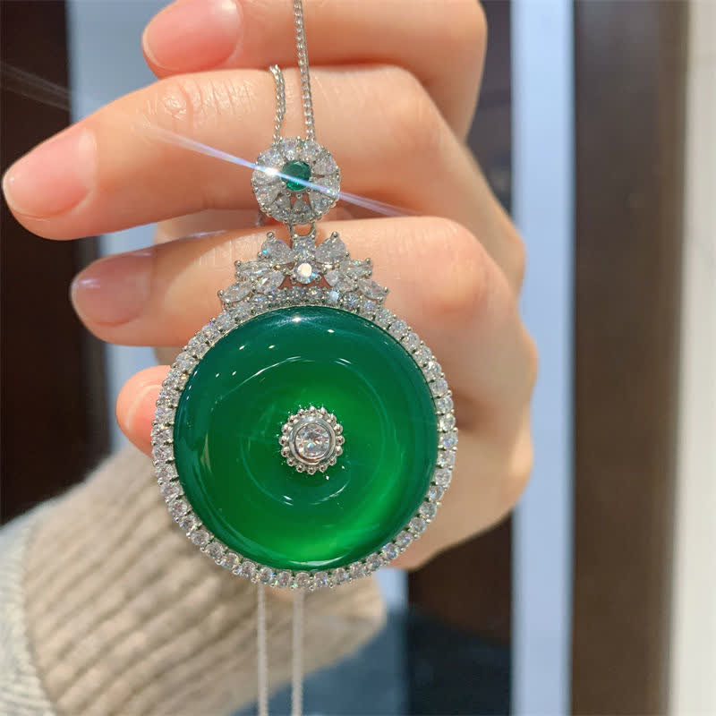 Collier avec pendentif en calcédoine verte et boucle de paix