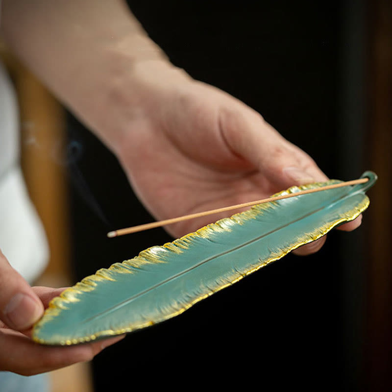 Brûleur d'encens en céramique à plumes vertes et bords dorés pour la méditation
