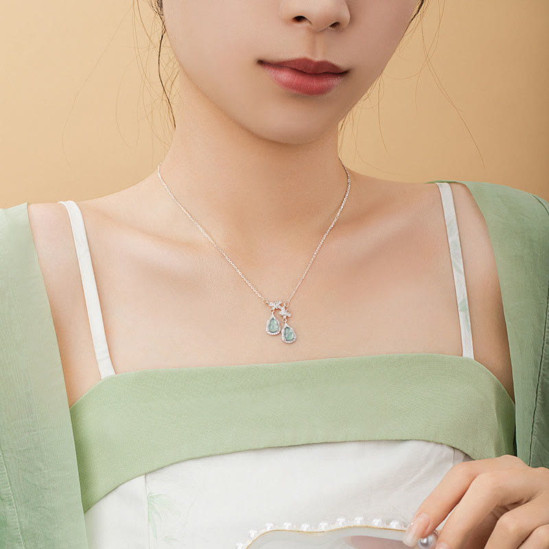 Collier porte-bonheur papillon en jade vert à double gourde