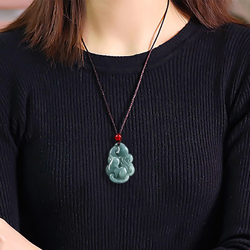 Collier en jade vert avec pendentif renard à neuf queues