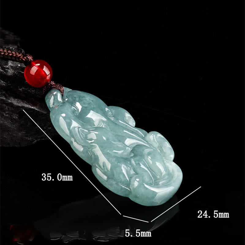 Collier en jade vert avec pendentif renard à neuf queues