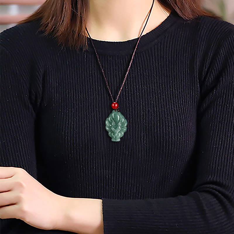 Collier pendentif porte-bonheur en jade vert à neuf queues