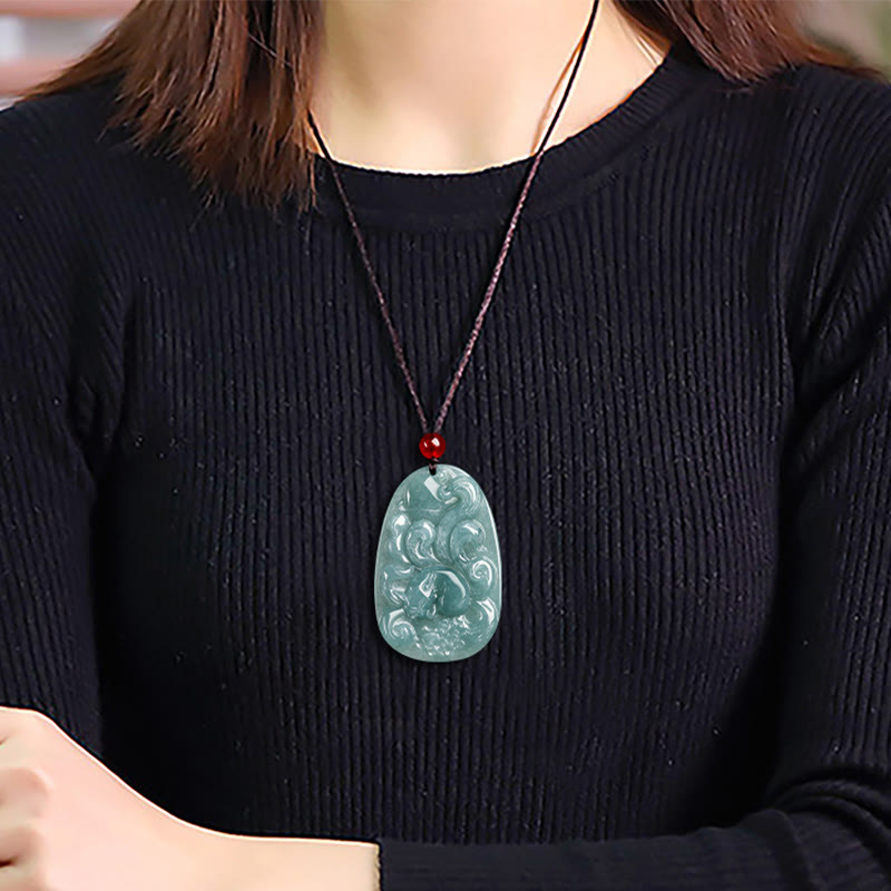 Collier pendentif porte-bonheur en jade vert à neuf queues