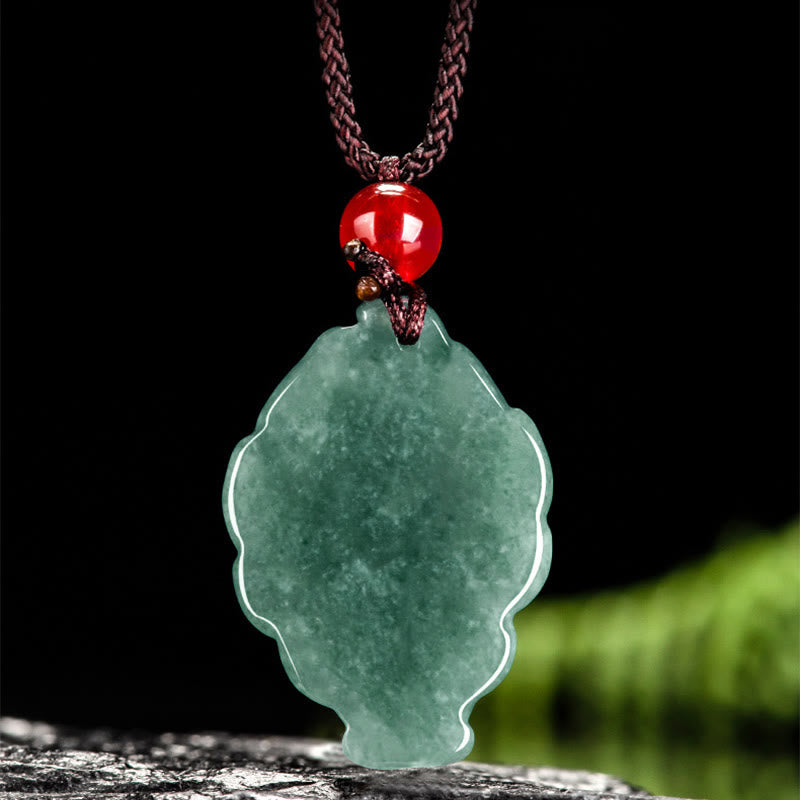 Collier pendentif porte-bonheur en jade vert à neuf queues