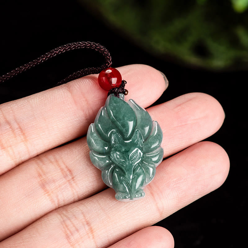 Collier pendentif porte-bonheur en jade vert à neuf queues