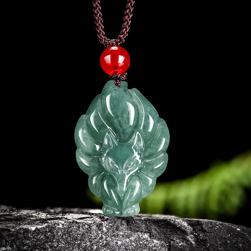 Collier pendentif porte-bonheur en jade vert à neuf queues