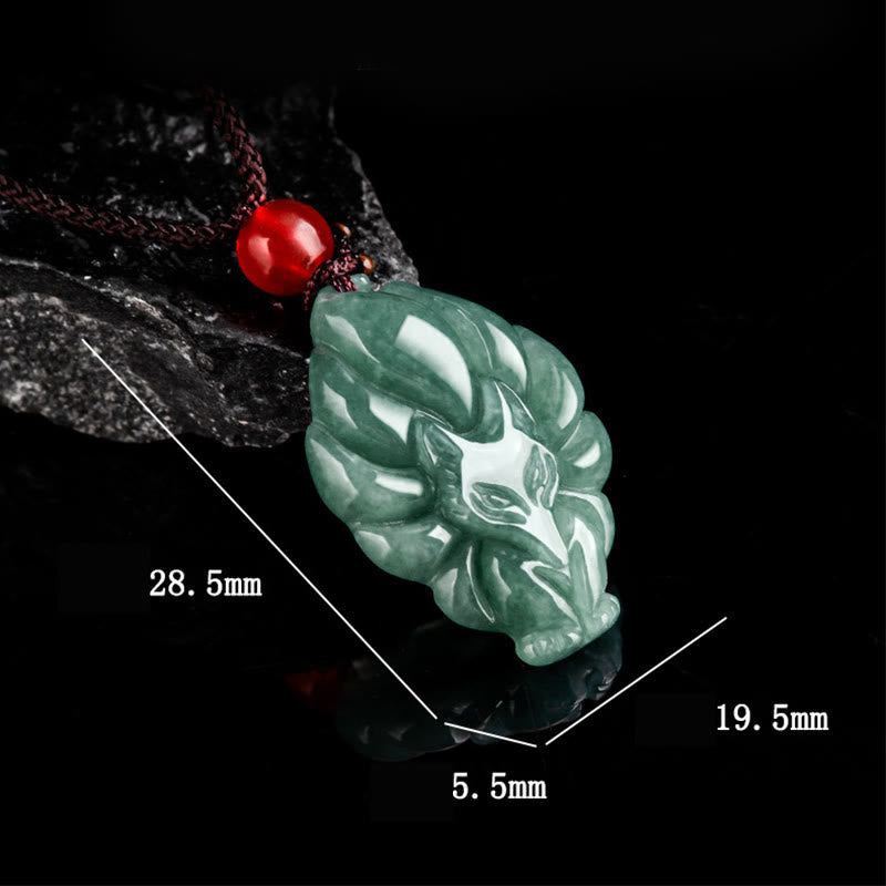 Collier pendentif porte-bonheur en jade vert à neuf queues