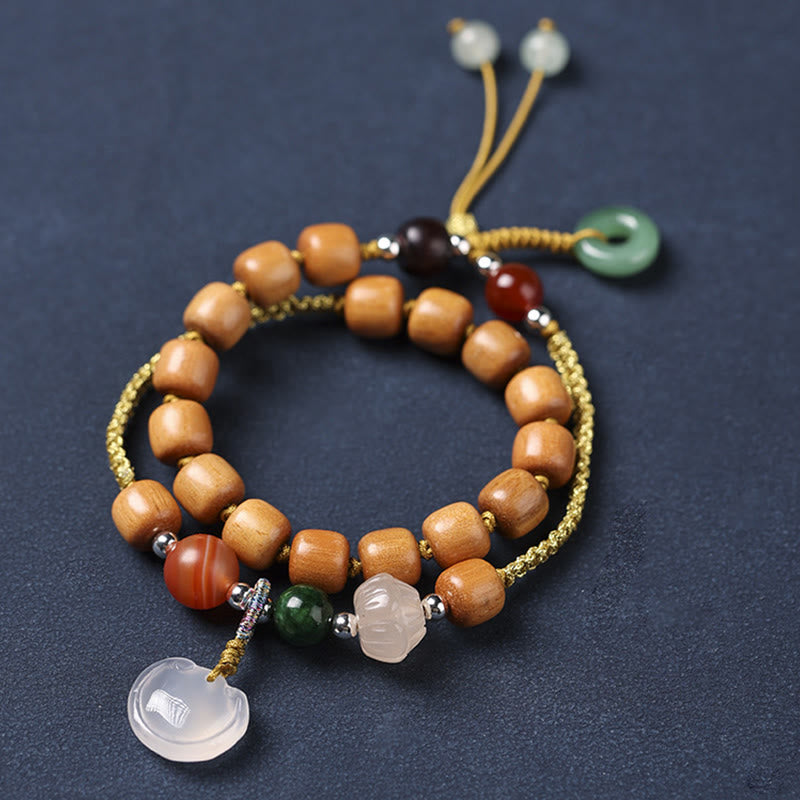 Bracelet boucle de paix en bois de santal vert et calcédoine