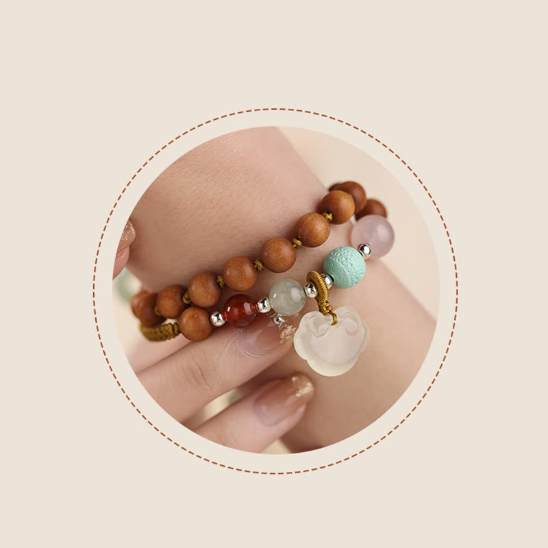 Bracelet boucle de paix en bois de santal vert et calcédoine