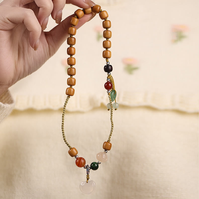 Bracelet boucle de paix en bois de santal vert et calcédoine