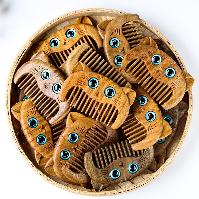 Peigne de guérison en bois de santal vert avec motif de chat pour une énergie positive
