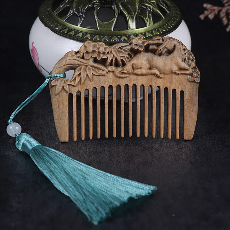 Peigne à pompon gravé en bois de santal vert pour la tranquillité