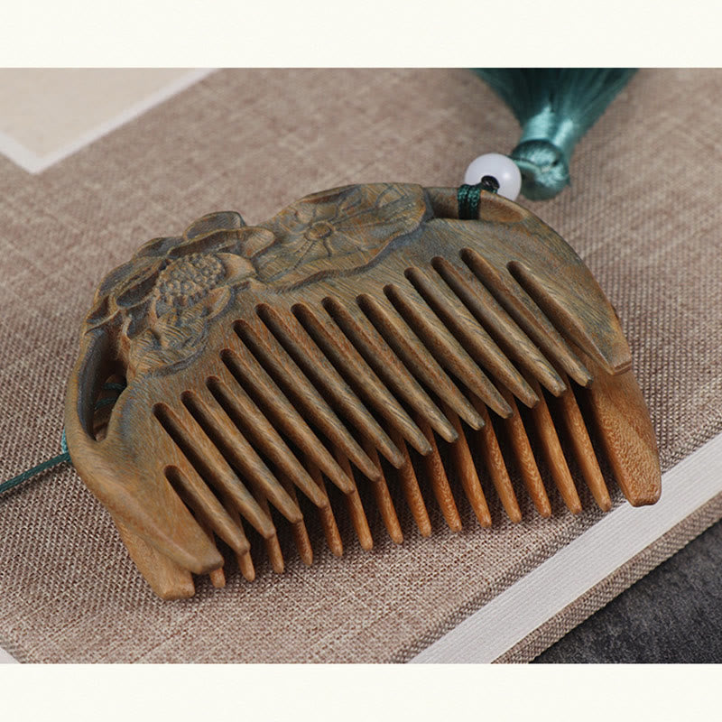 Peigne à pompon gravé en bois de santal vert pour la tranquillité