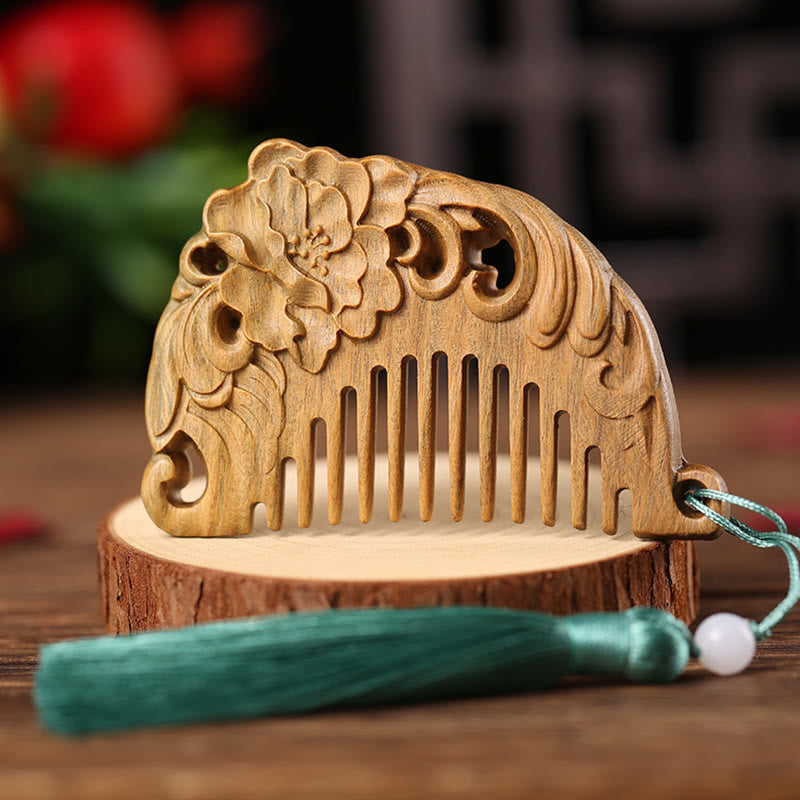 Peigne à pompon gravé en bois de santal vert pour la tranquillité