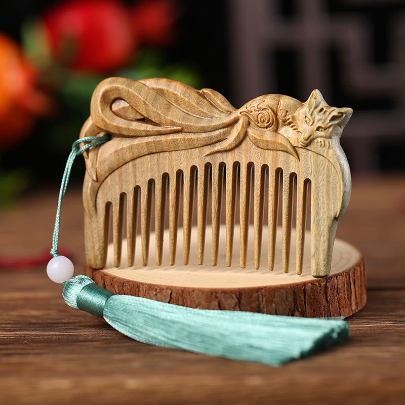 Peigne à pompon gravé en bois de santal vert pour la tranquillité