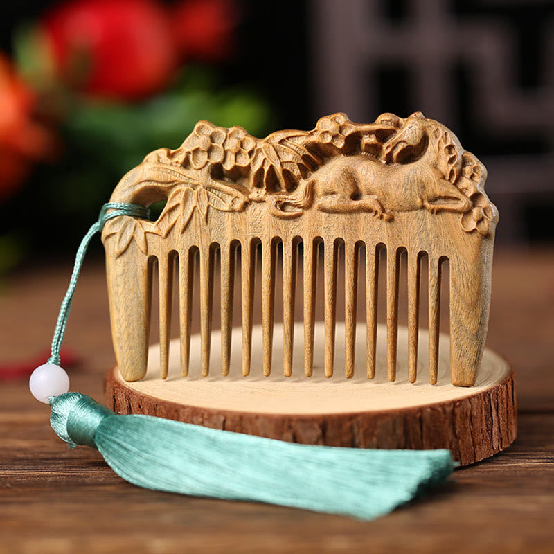 Peigne à pompon gravé en bois de santal vert pour la tranquillité