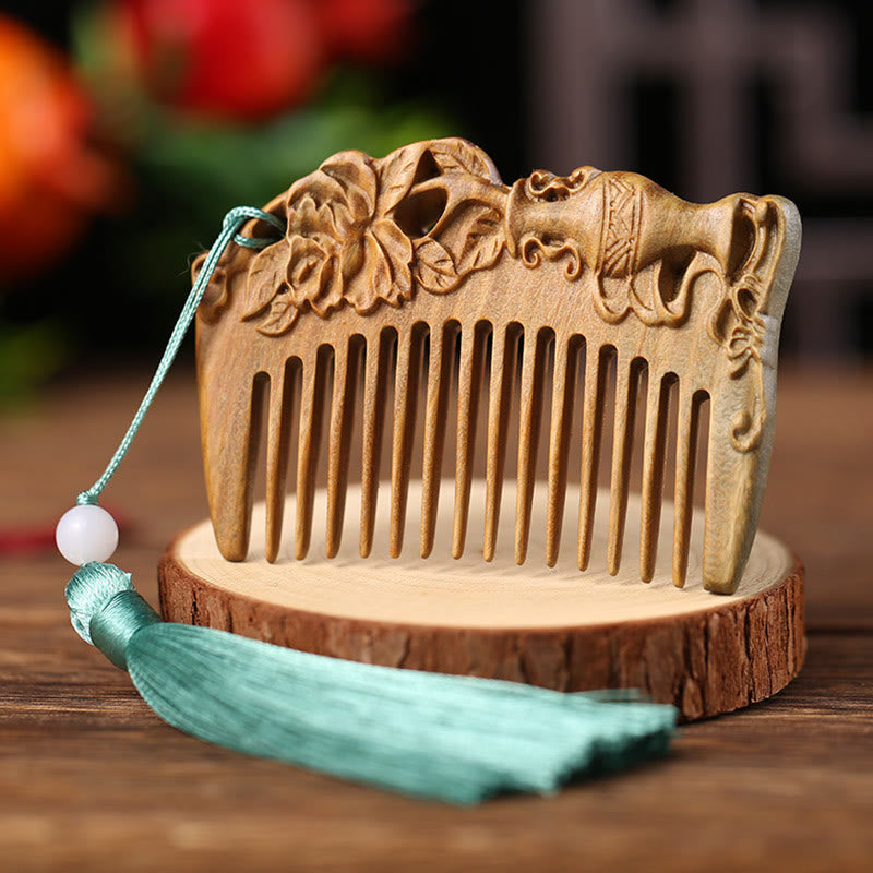 Peigne à pompon gravé en bois de santal vert pour la tranquillité