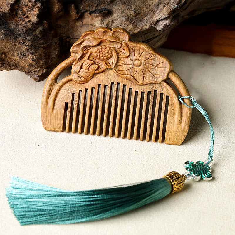 Peigne apaisant gravé en bois de santal vert et fleur de lotus
