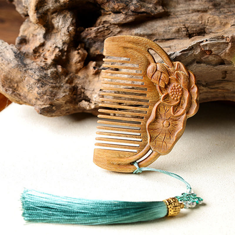 Peigne apaisant gravé en bois de santal vert et fleur de lotus
