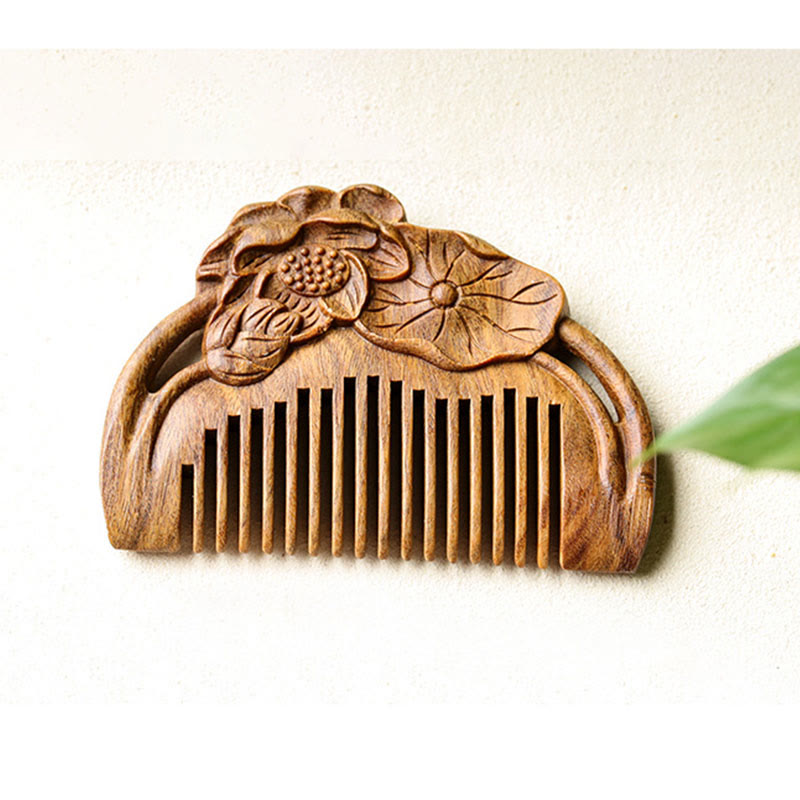 Peigne apaisant gravé en bois de santal vert et fleur de lotus