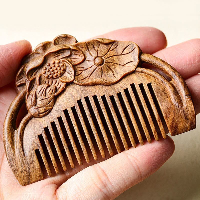 Peigne apaisant gravé en bois de santal vert et fleur de lotus