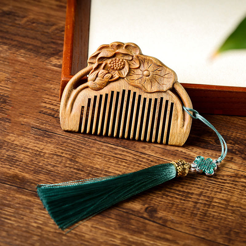 Peigne apaisant gravé en bois de santal vert et fleur de lotus