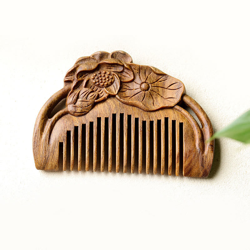 Peigne apaisant gravé en bois de santal vert et fleur de lotus