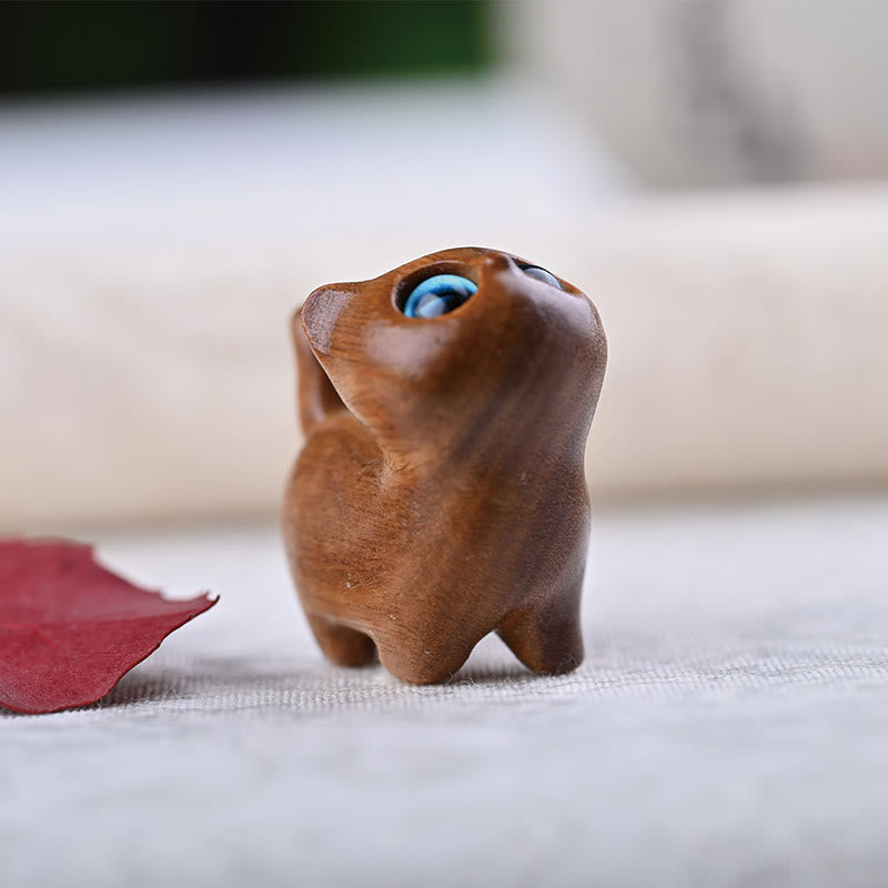 Figurine de chat porte-bonheur en bois de santal vert pour une énergie positive
