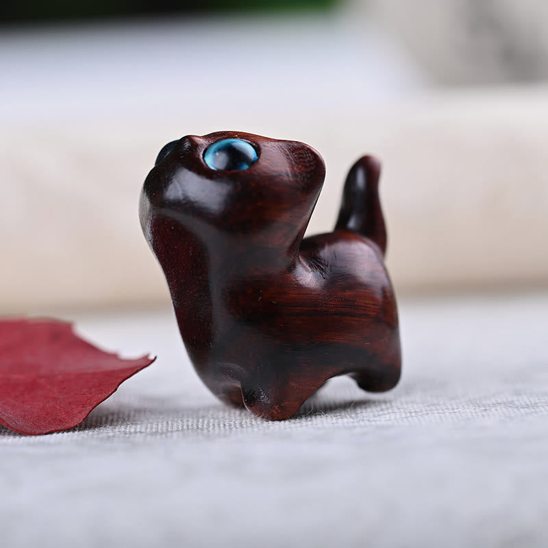 Figurine de chat porte-bonheur en bois de santal vert pour une énergie positive