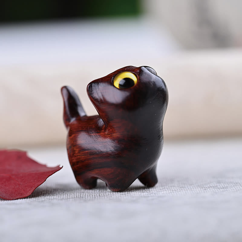 Figurine de chat porte-bonheur en bois de santal vert pour une énergie positive