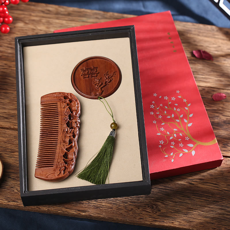 Peigne apaisant en bois de santal vert et bois de rose avec gravure de lotus et de paon