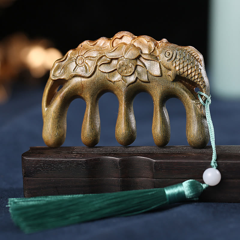Peigne à pompon en bois de santal vert avec symboles de lotus et de carpes koï