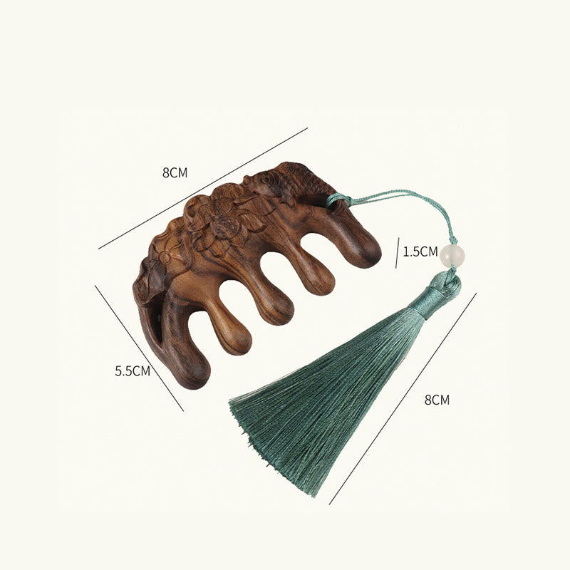 Peigne à pompon en bois de santal vert avec symboles de lotus et de carpes koï