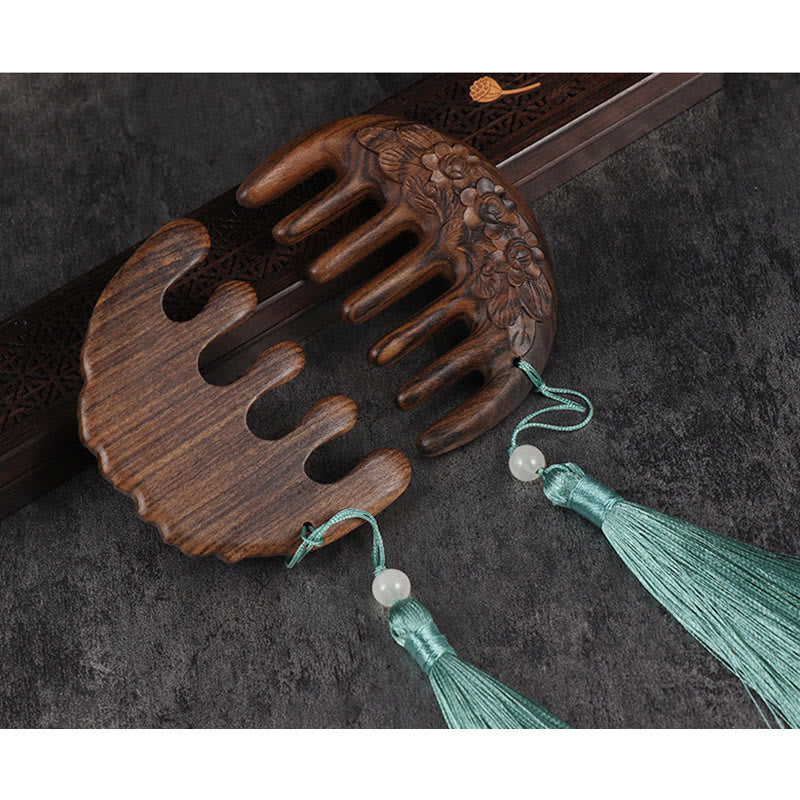 Peigne à pompon en bois de santal vert avec symboles de lotus et de carpes koï