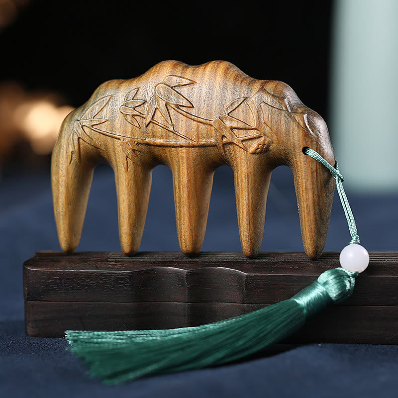 Peigne à pompon en bois de santal vert avec symboles de lotus et de carpes koï