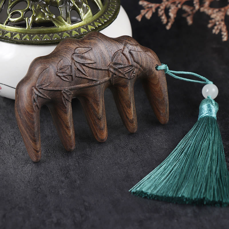 Peigne à pompon en bois de santal vert avec symboles de lotus et de carpes koï