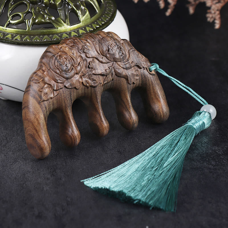 Peigne à pompon en bois de santal vert avec symboles de lotus et de carpes koï